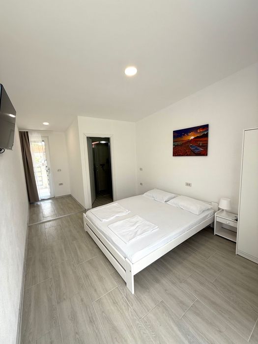 Ofer spre închiriere cabană situată în Baziaș , pe malul Dunării