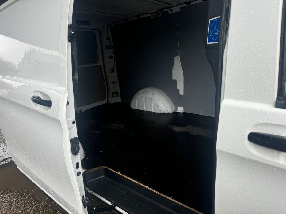 Mașină Mercedes Vito