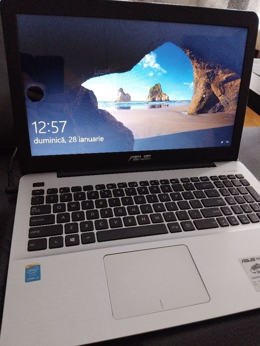 Laptop Asus i3 4 g Ram căști Sony și cooler