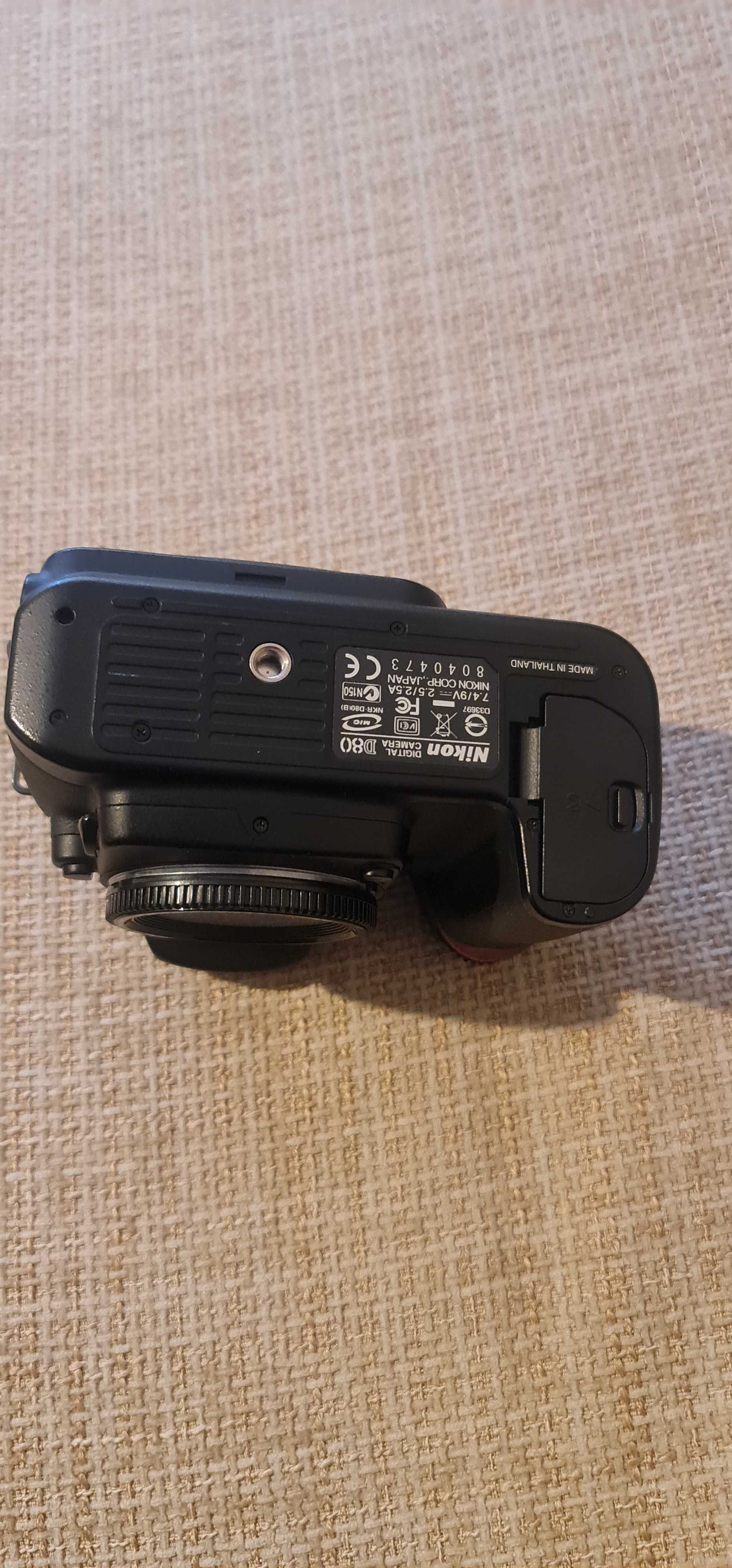 Nikon D80 DSLR с оригинална батерия и зарядно за ремонт или части.