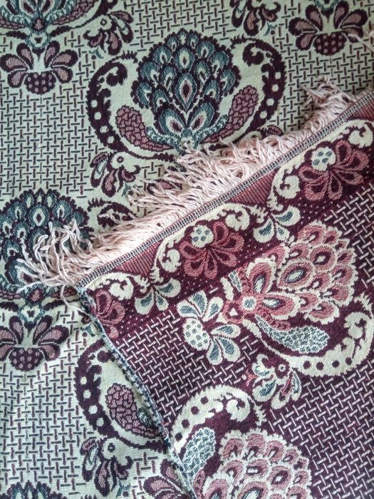 Покривка за легло с ресни от социализма