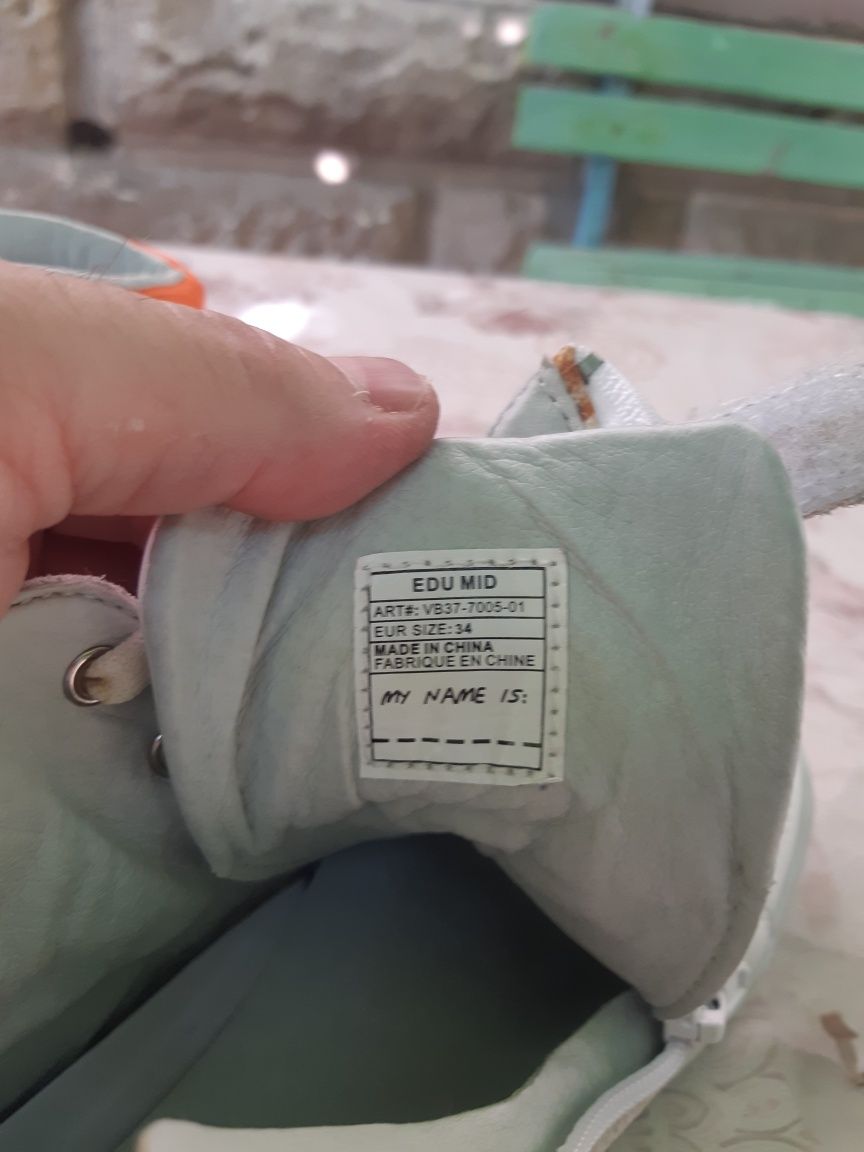 Продавам маркови детски кецове VINGINO 97