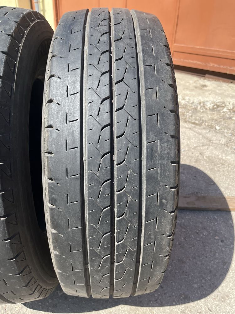 2 бр. гуми за бус 225/65/16C Bridgestone DOT 0322 7,5 mm