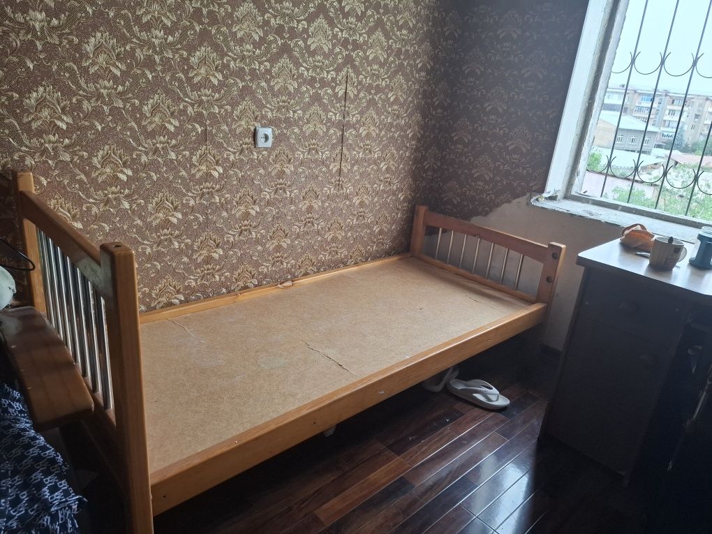 Продаю шкафы, стелажи, кровать и письменный стол.
