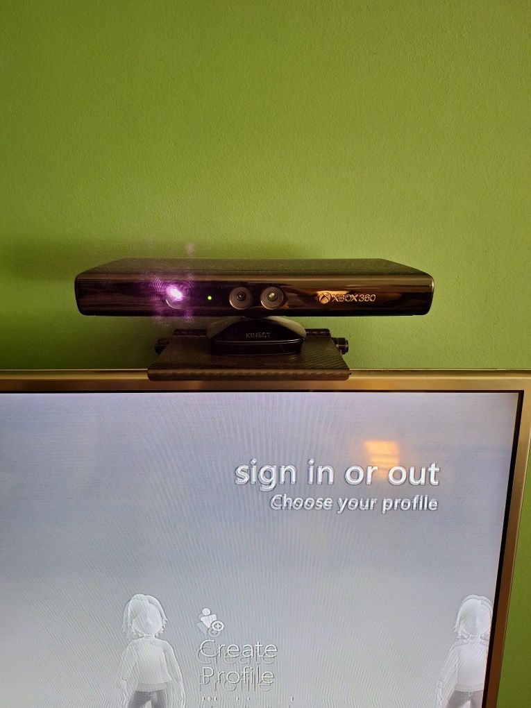 XBox 360 E doua manete + camera + jocuri incluse