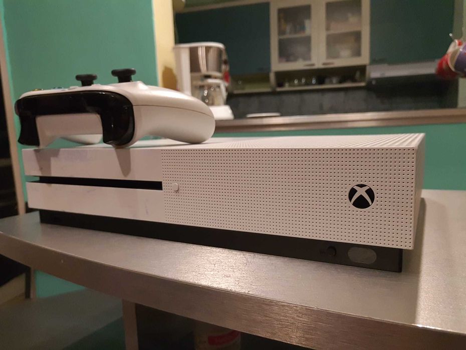 Xbox One S + Fortnite Battle Royale Launch Edition All, бял, с 4K UHD