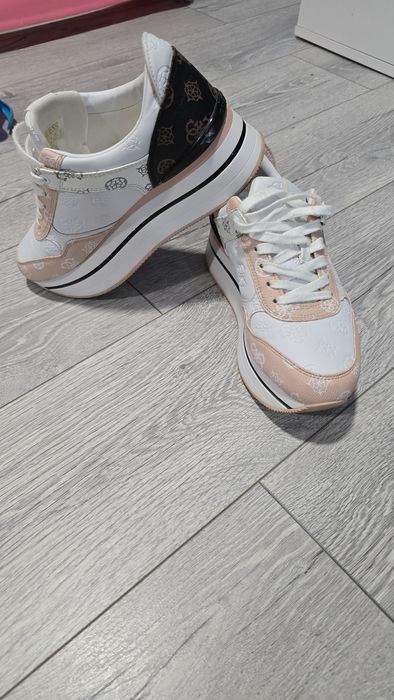 Маратонки на платформа Guess