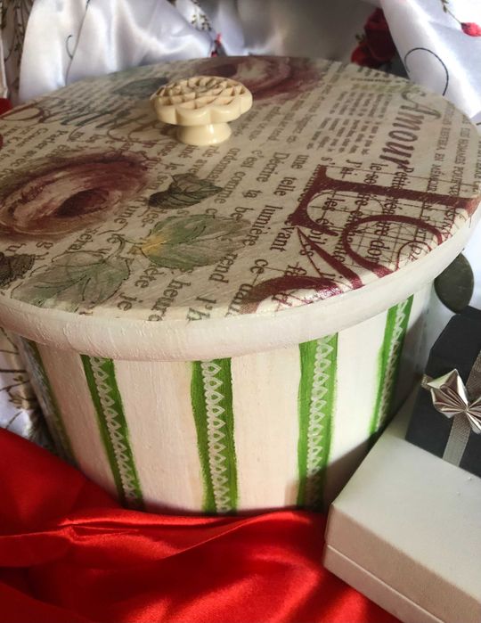 Unicat: Cutie pentru bijuterii- decorata manual