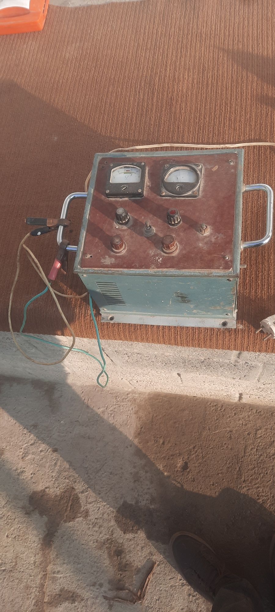 Akkumlator zaryadnik V12
