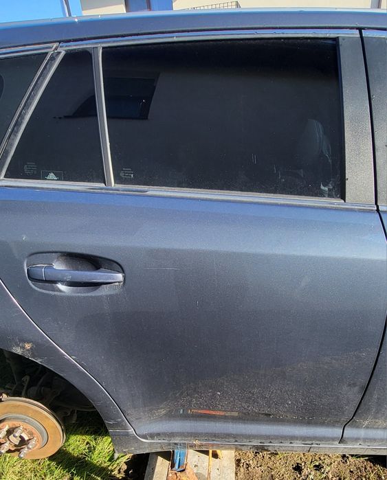Dezmembrez Toyota Avensis T27