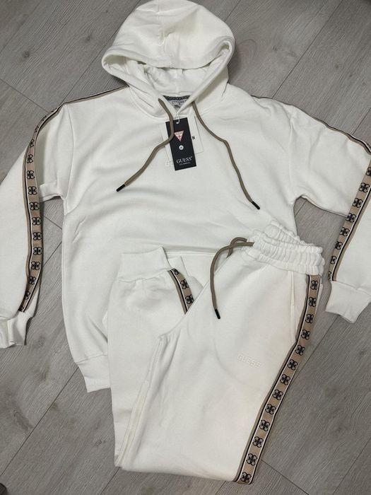 Нов модел дамски ватиран екип Guess