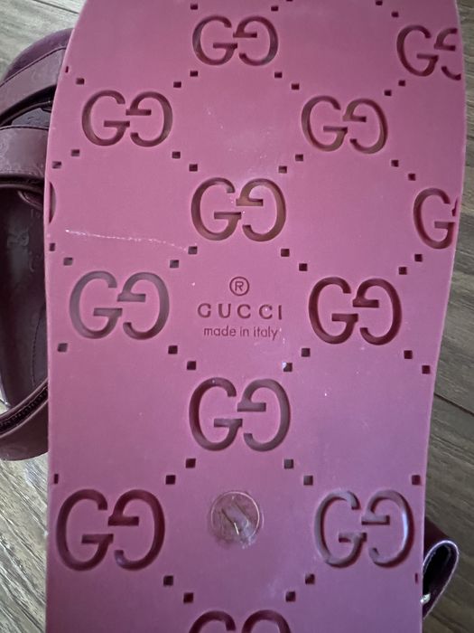 Сандали Gucci.