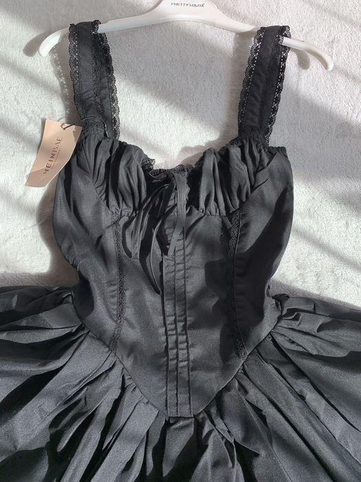 Стилна черна рокля