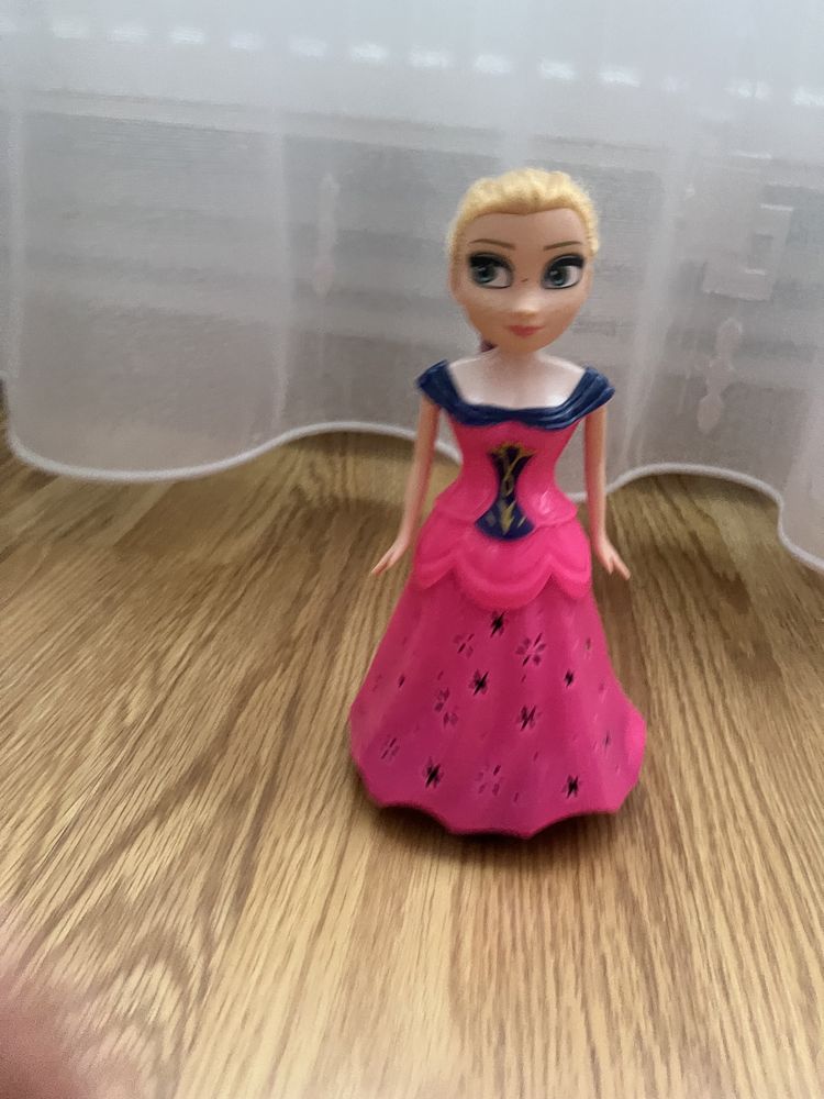 Vând păpușă care luminează și cântă Ana din Frozen