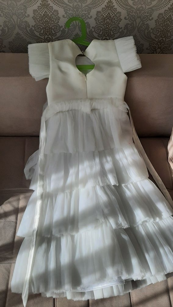 Белое бальное платье на девочку 6-8 лет