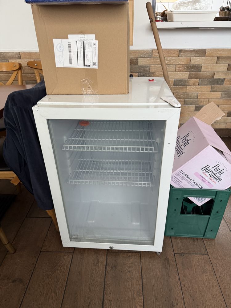 Vitrina frigorifica frigider cu geam stare foarte buna pret 1000 lei