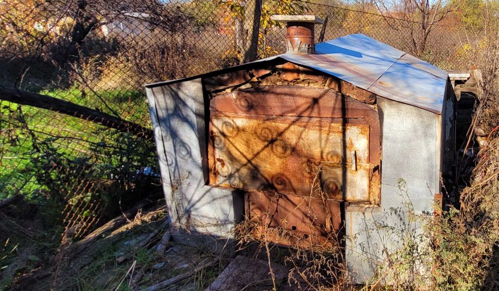 Къща с голям двор, пещ и допълнителни постройки – отлична цена!