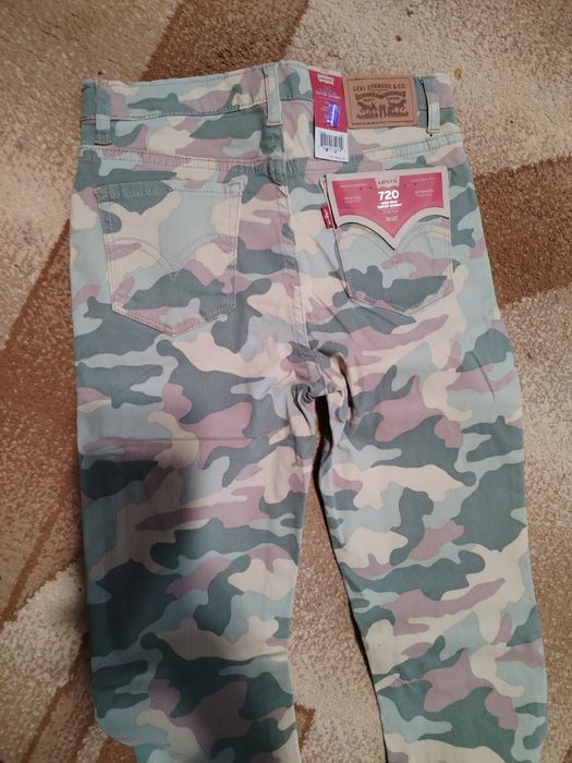 Джинсы новые Levis, на 7-9лет