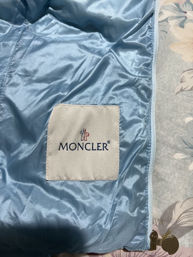 Vând geaca Moncler originala,pt 11-12 ani,potrivita si pt XS