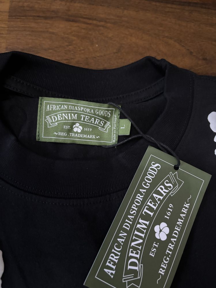 Продавам тази черна Denim Tears тениска в размер L
