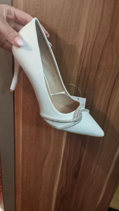 Елегантни обувки на ток в Бяло
