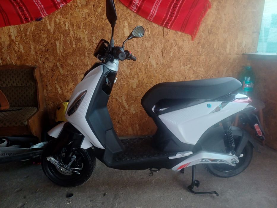 Vând scuter Piaggio electric