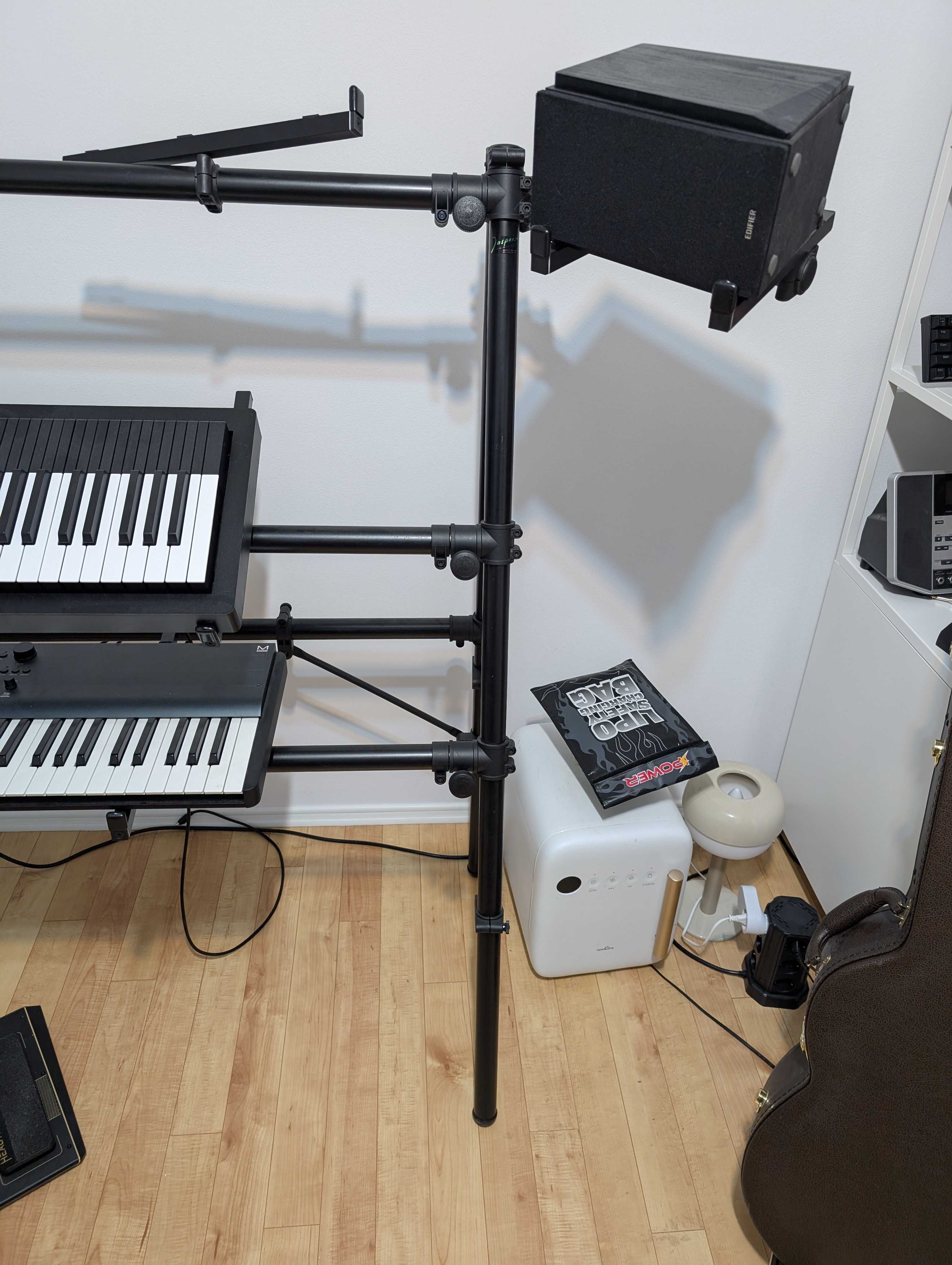 Stand pt 3 claviaturi Jaspers 3S-150B cu 3 Jaspers Monitor Holder 40B