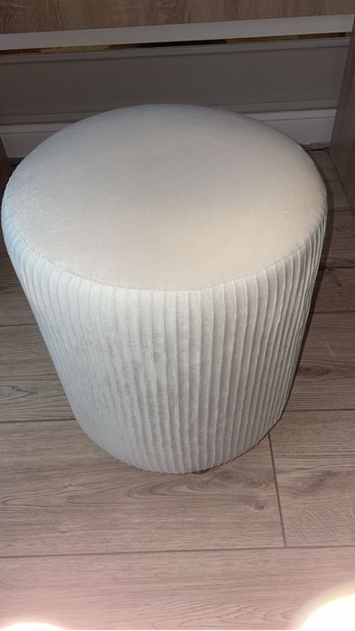 Срочно продаю новый пуфик для спальни