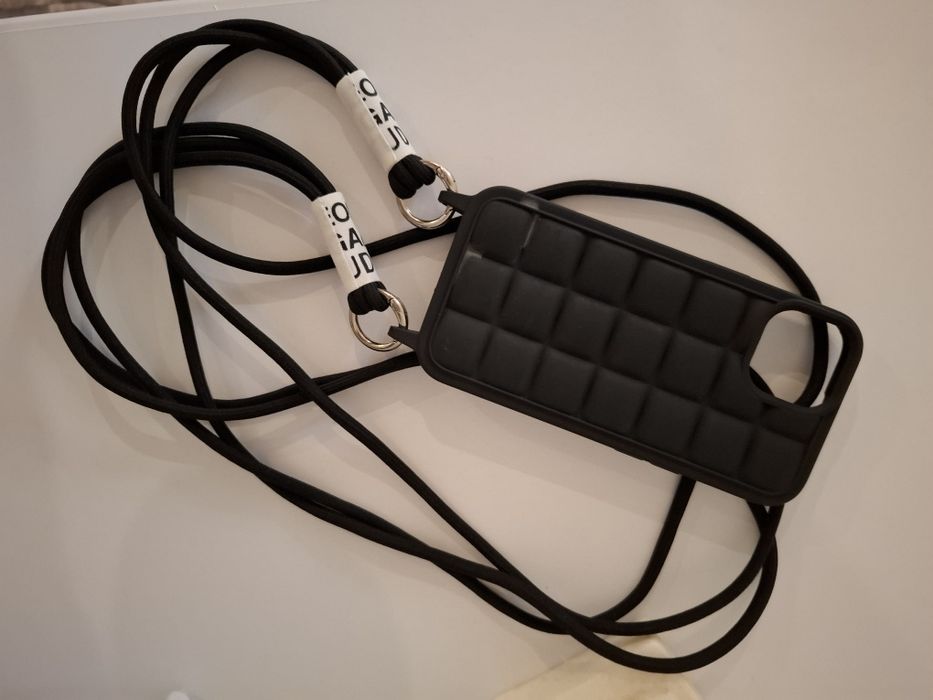 Чехол с ремешками на iPhone 14