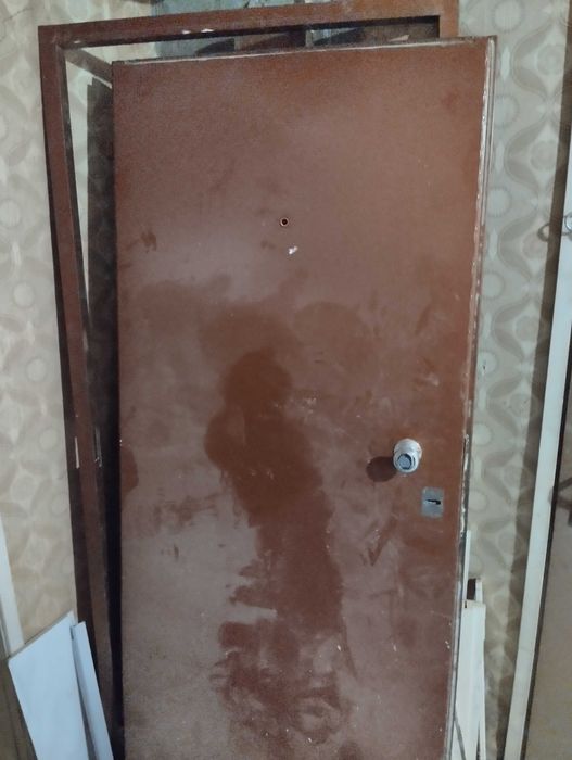 Продавам метална врата