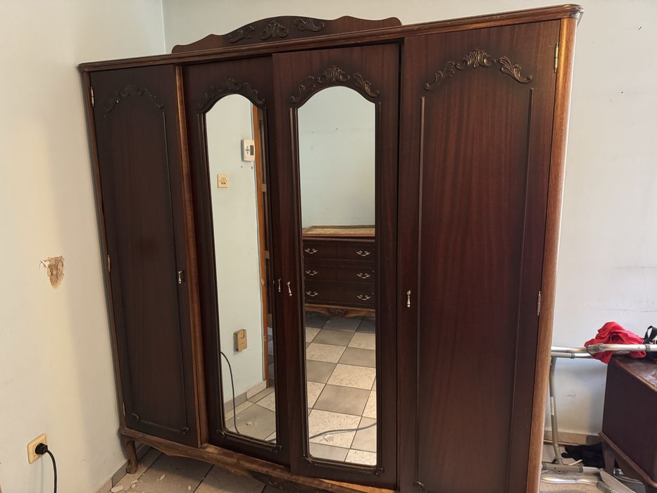 Гардероб кафяв с масивна основа и оранменти