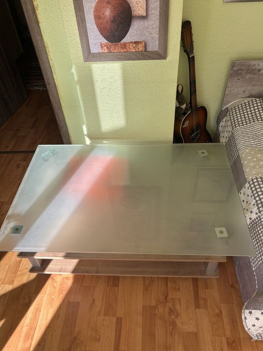 Холна маса със стъклен плот