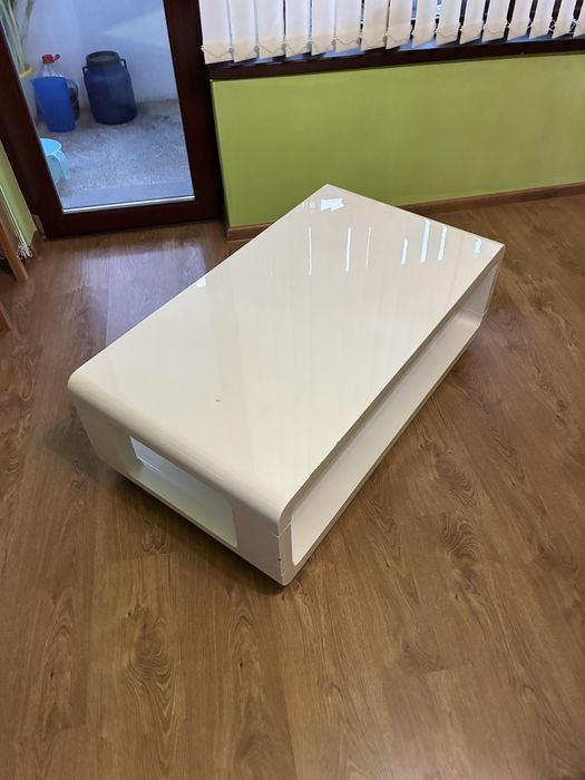 Холна масичка и витрина