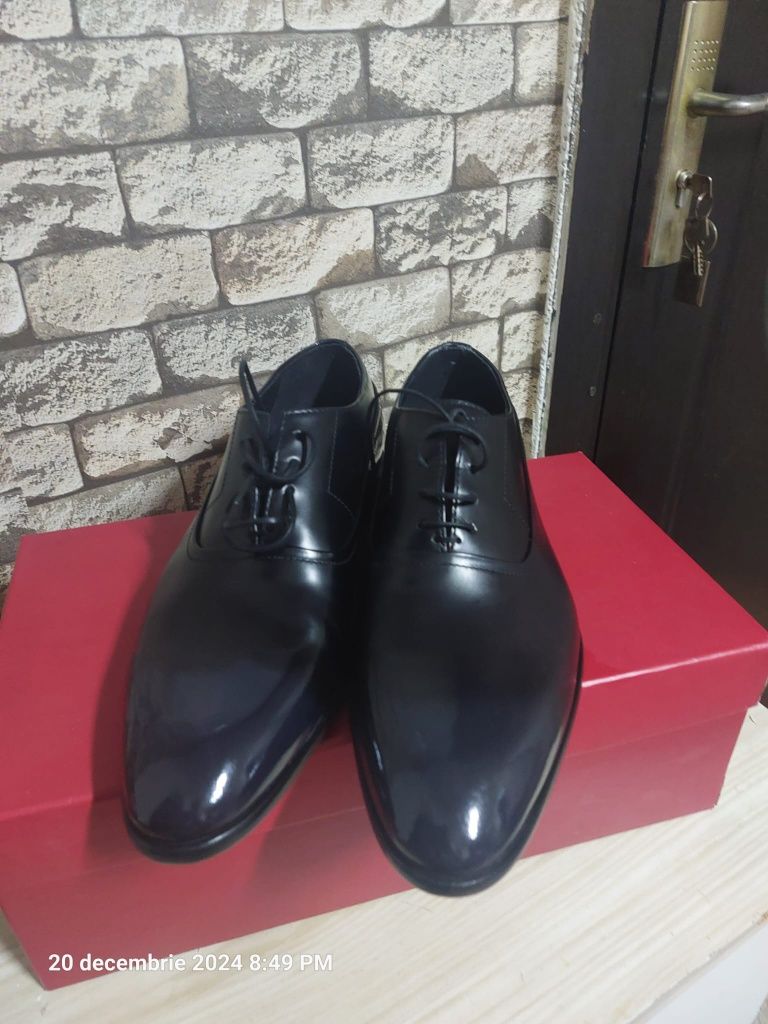 Vand pantofi Hugo Boss mărimea 42 noi originali