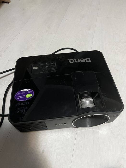 Vand videoproector Benq nou , fara nici o defectiune arata foarte bine