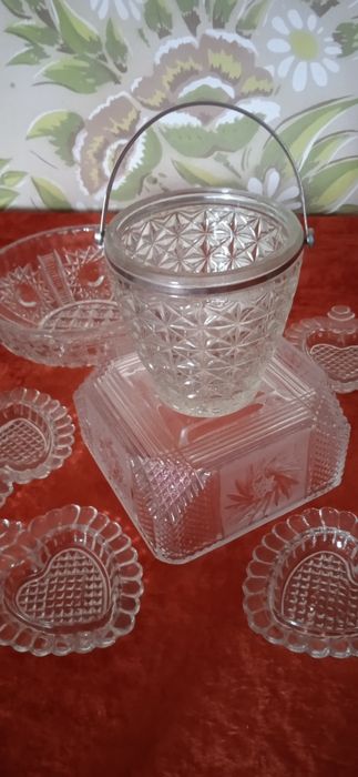 Хрустальные вазы- салатницы.стеклянные разетки и конфетница с ручкой