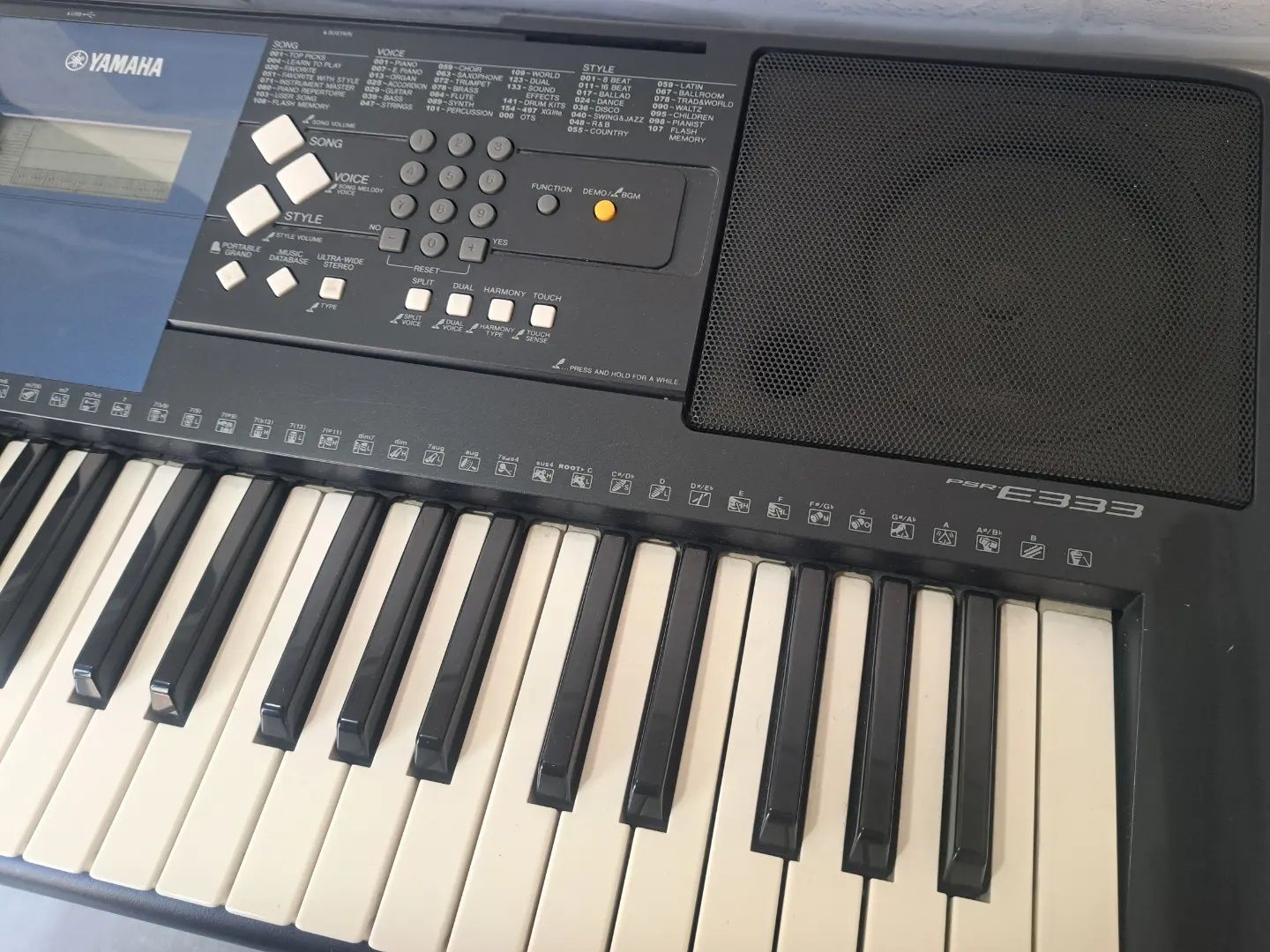 Продам синтезатор Yamaha PSR-E333 (идеал)