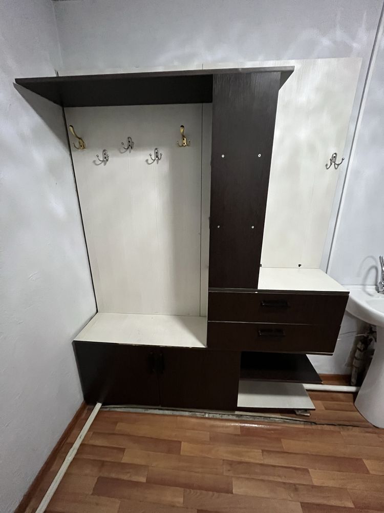 Прихожий шкаф продаем дешево