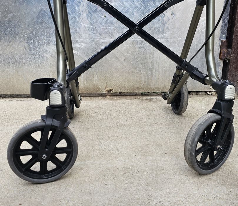 Rolator/Cadru cu roți si cu poziție de odihnă