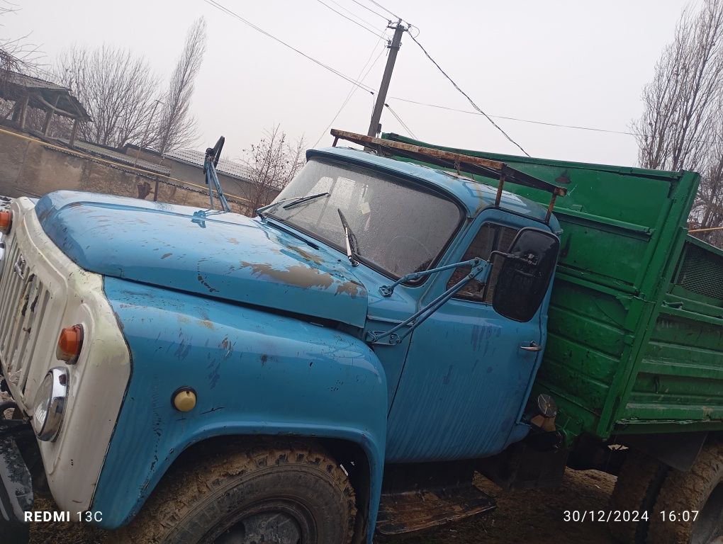 Zil 53 yuk kuzofi koʻtariladi yuk toʻkishda.