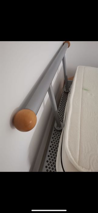 2 paturi pentru dormitor asemanatoare