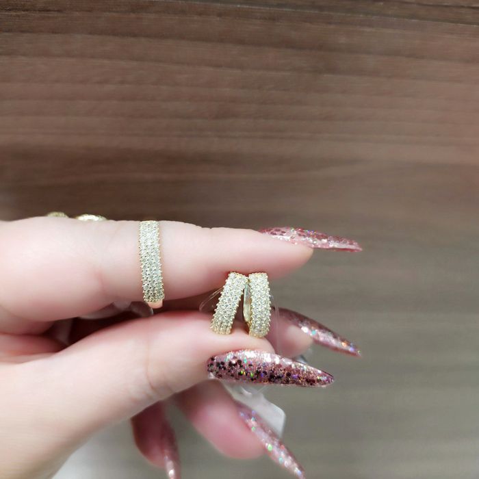 Золотой шикарный комплект. Золото 585 Есть доставка.