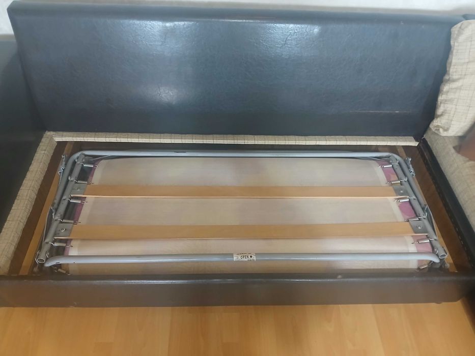 Ъглова холна гарнитура с разтегателно легло ракла и табуретка