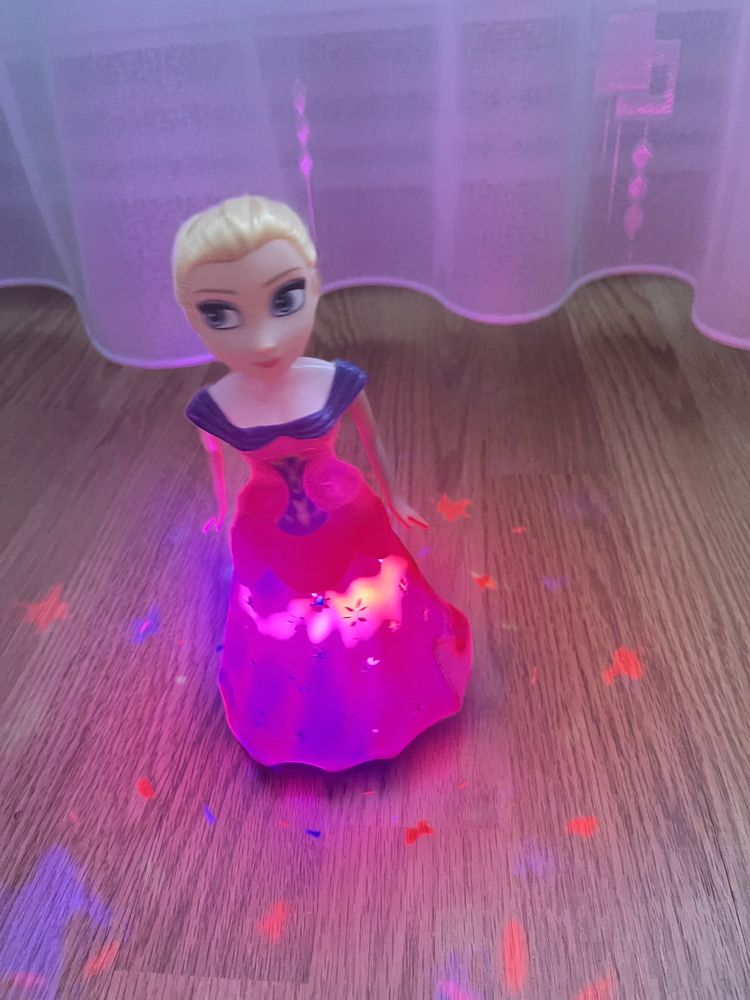 Vând păpușă care luminează și cântă Ana din Frozen