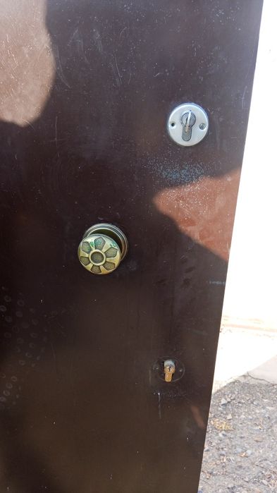 Продаю металлическую дверь