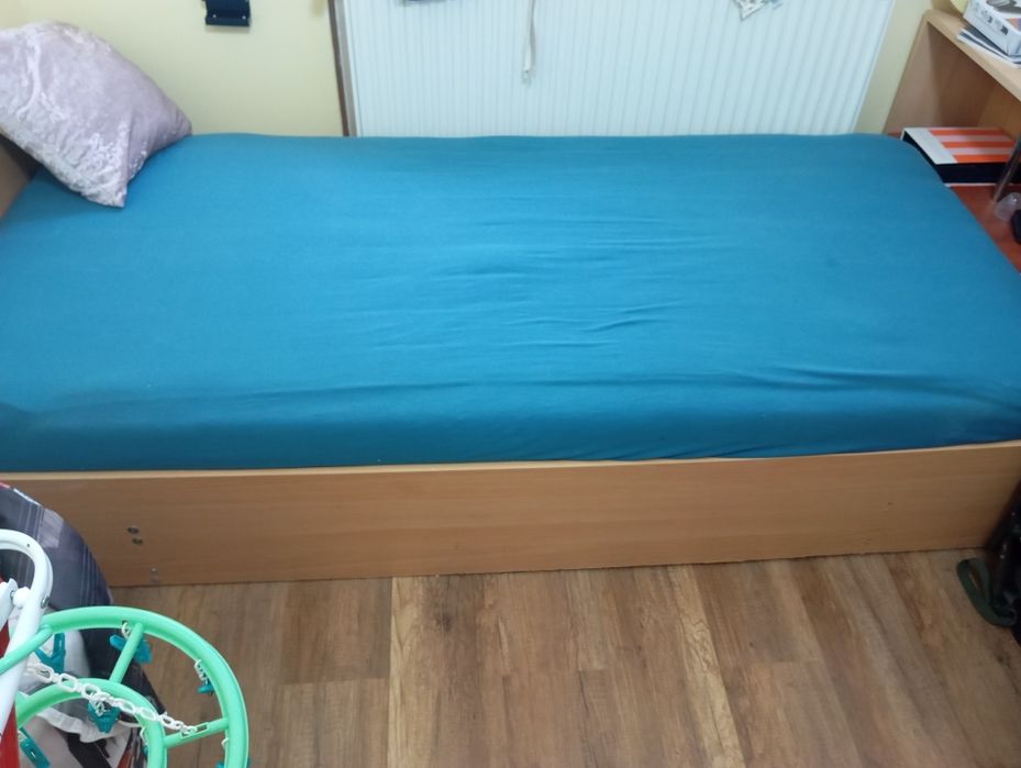 Vând ramă pat cu tot cu saltea