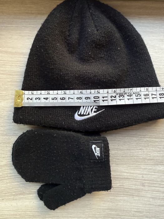Оригинальная шапка nike с варежками до 2 хлет примерно