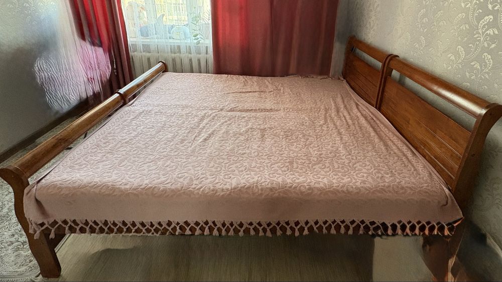 Кровать деревянная