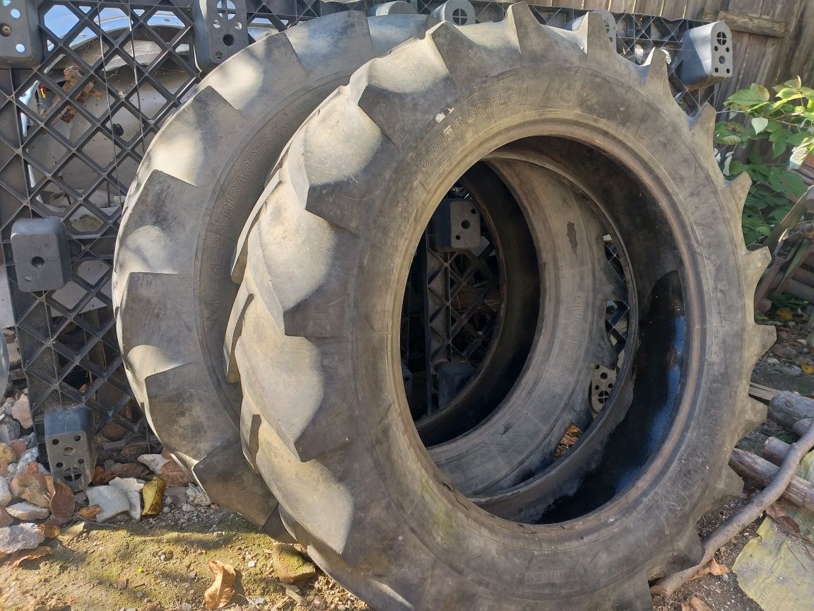 Vand doua cauciuguri de tractor