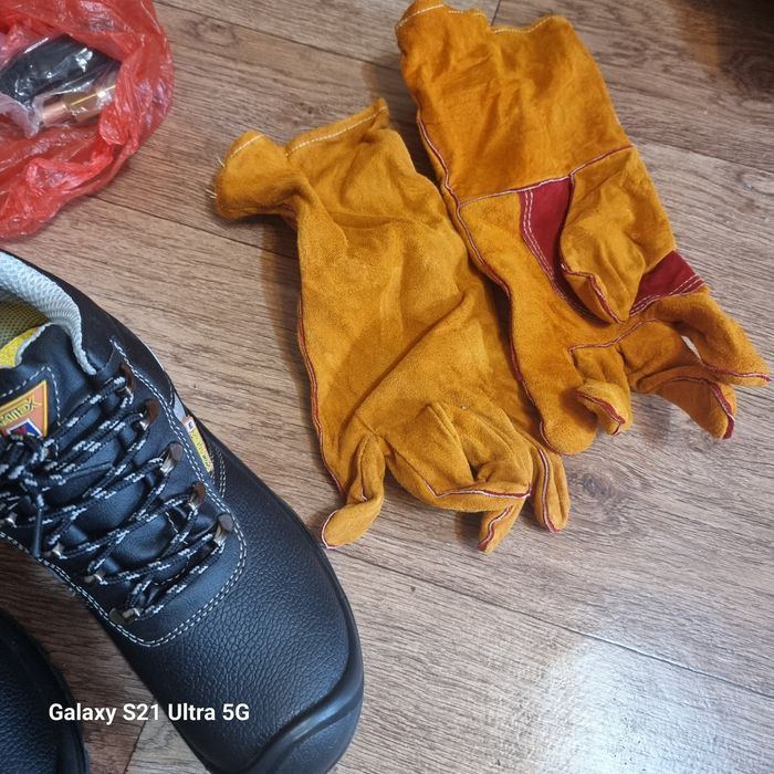 Продам Рабочий ботинки Продам очки рабочее Safety